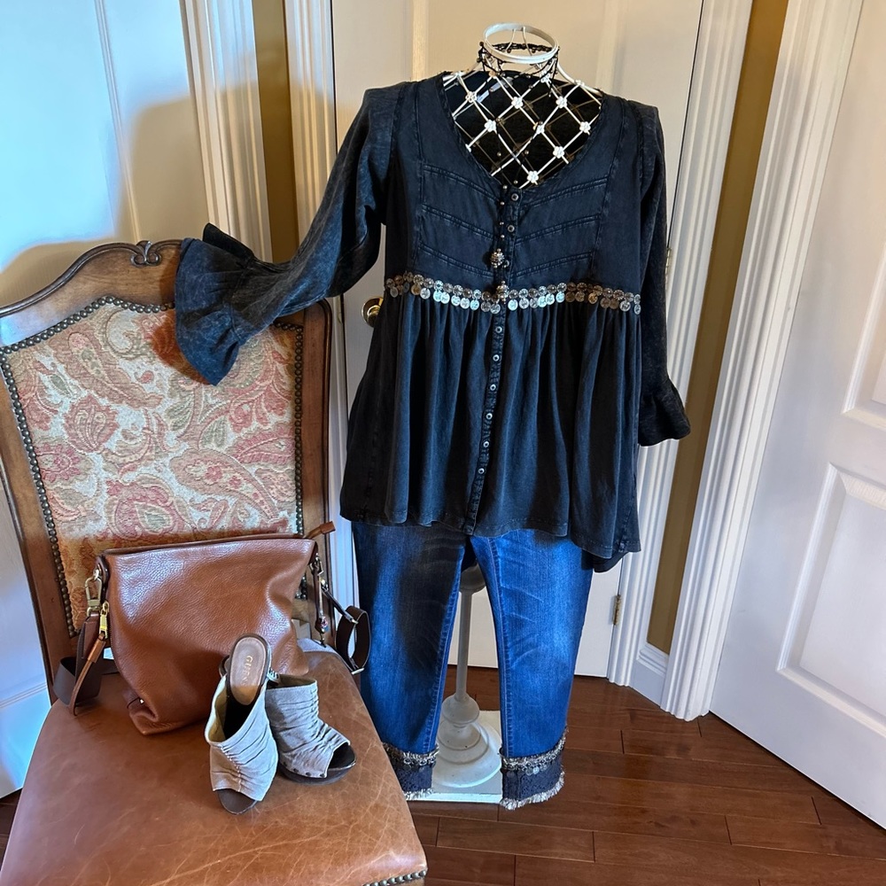 Chic Charcoal Tunic with Lace Detail - Picture 11 of 16